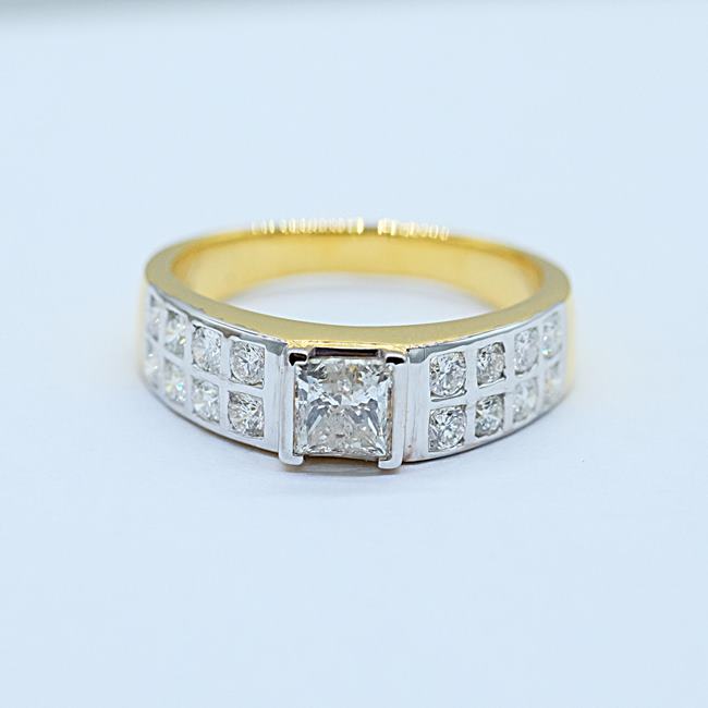 แหวนเพชรเม็ดเดี่ยว1กะรัตพร้อมบริวาลล้อม2แถว ตัวเรือนทอง9K เพชรน้ำ 98