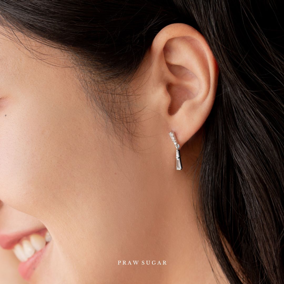 Minimal Gorgeous Triangle Earrings - ต่างหูสามเหลี่ยมทรงยาวสไตล์มินิมอล (ก้านต่างหูเงินแท้)