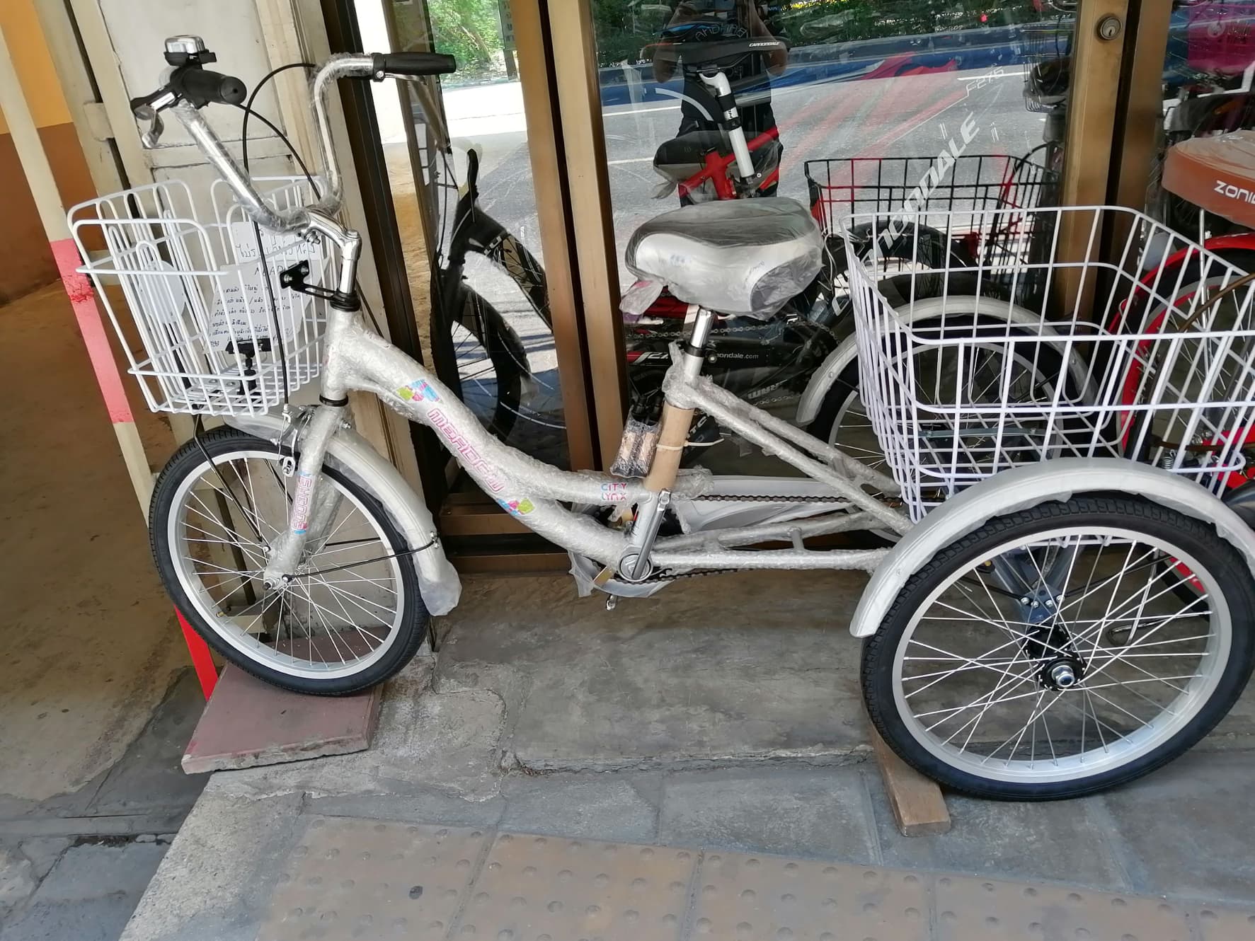 [SALE 25%] รถจักรยานสามล้อ MEADOW (ใส่ที่นั่งหลังได้) ตะกร้าท้ายใบใหญ่