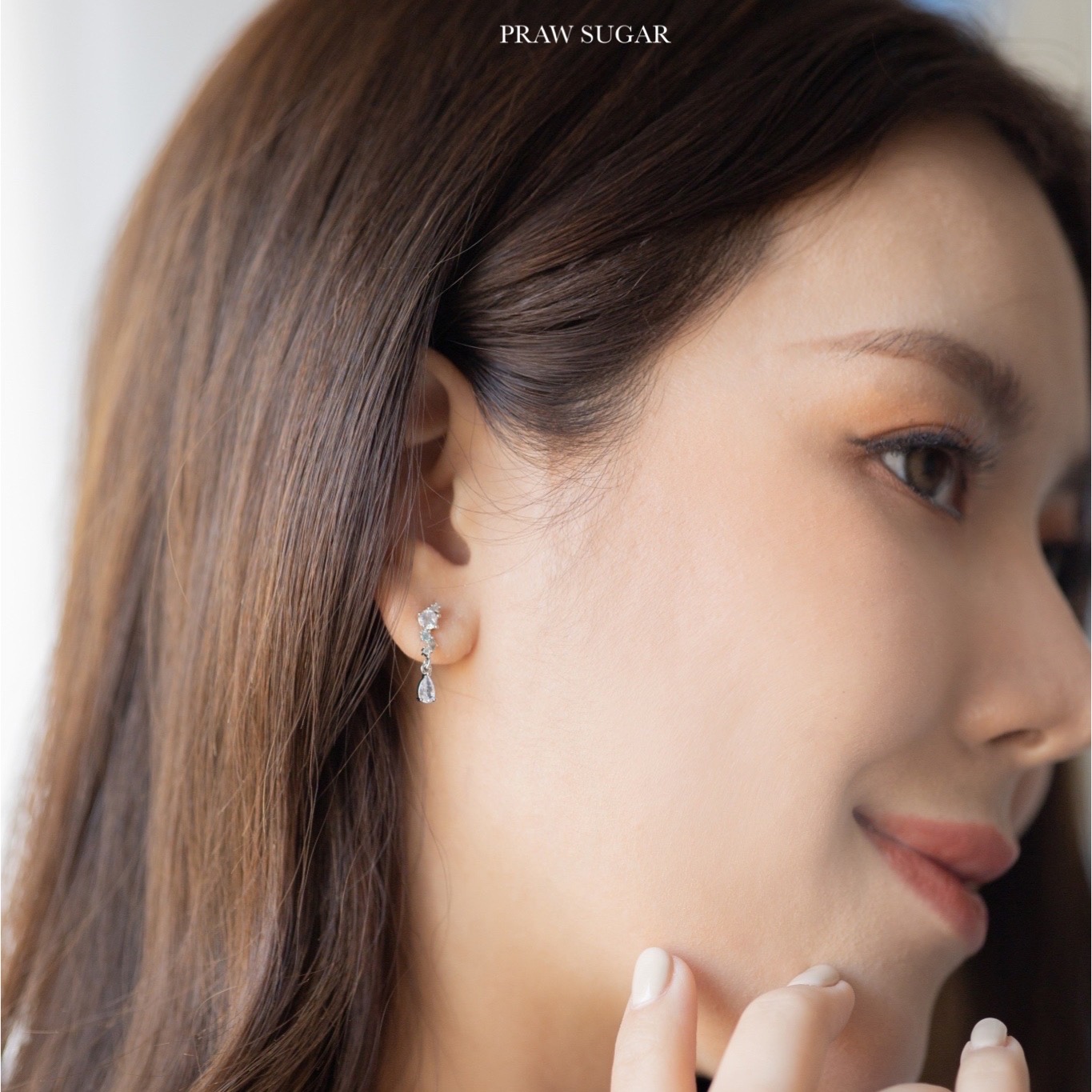 Sparkling Earrings - ต่างหูทรงระย้าขนาดเล็กคริสตัลสีขาวออร่า (ก้านเป็นเงินแท้) (มี 3 สี)