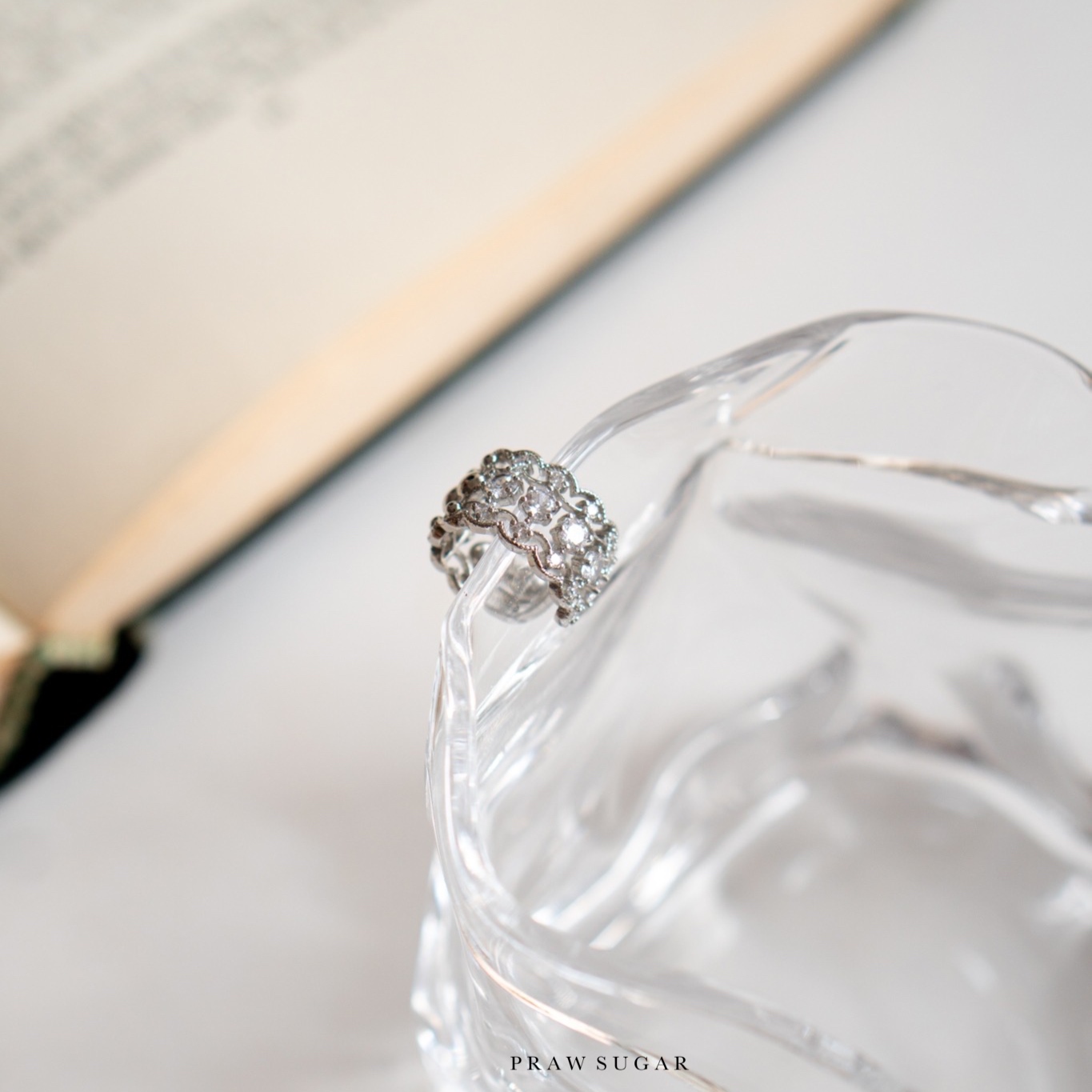 Wavy Gorgeous Earcuff - เอียคัฟลายโค้งประดับคริสตัล (มี 3 สี)