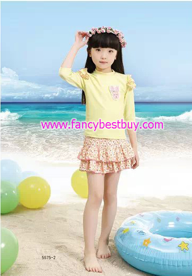 ชุดว่ายน้ำเด็กหญิง แบบ 3 ชิ้น เสื้อ+กางเกง+กระโปรง สีเหลือง มีขนาด L, XL, XXL