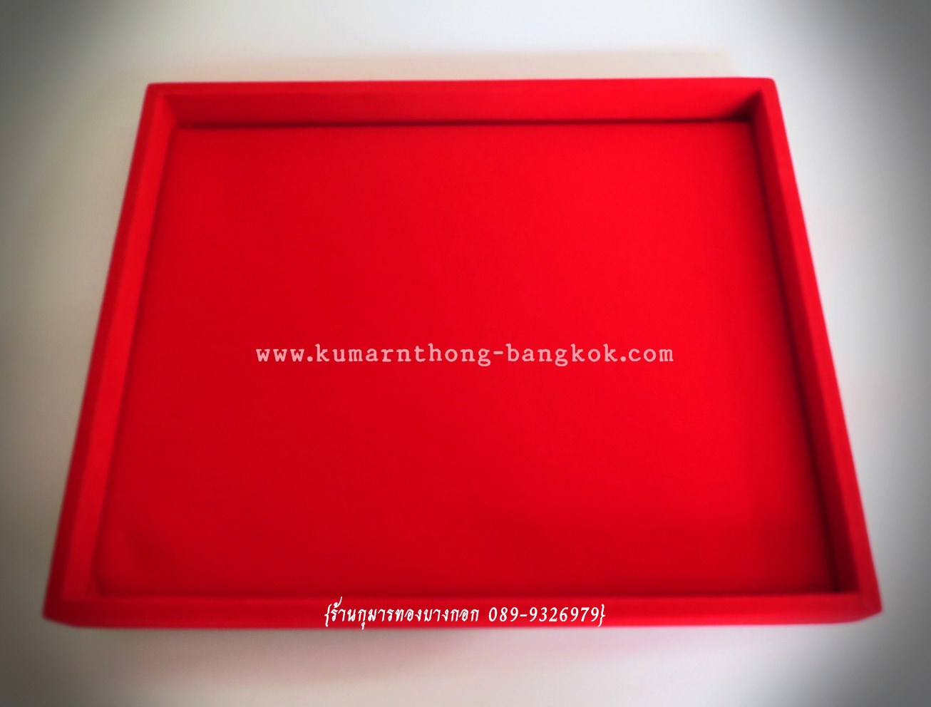 ถาดรองพระ กำมะหยี่ สีแดง แบบเรียบ ขนาด กว้าง 9นิ้ว ยาว 11นิ้ว (ใช้สำหรับวางพระ ใส่พระ โชว์พระ วางเครื่องประดับสวยงาม)