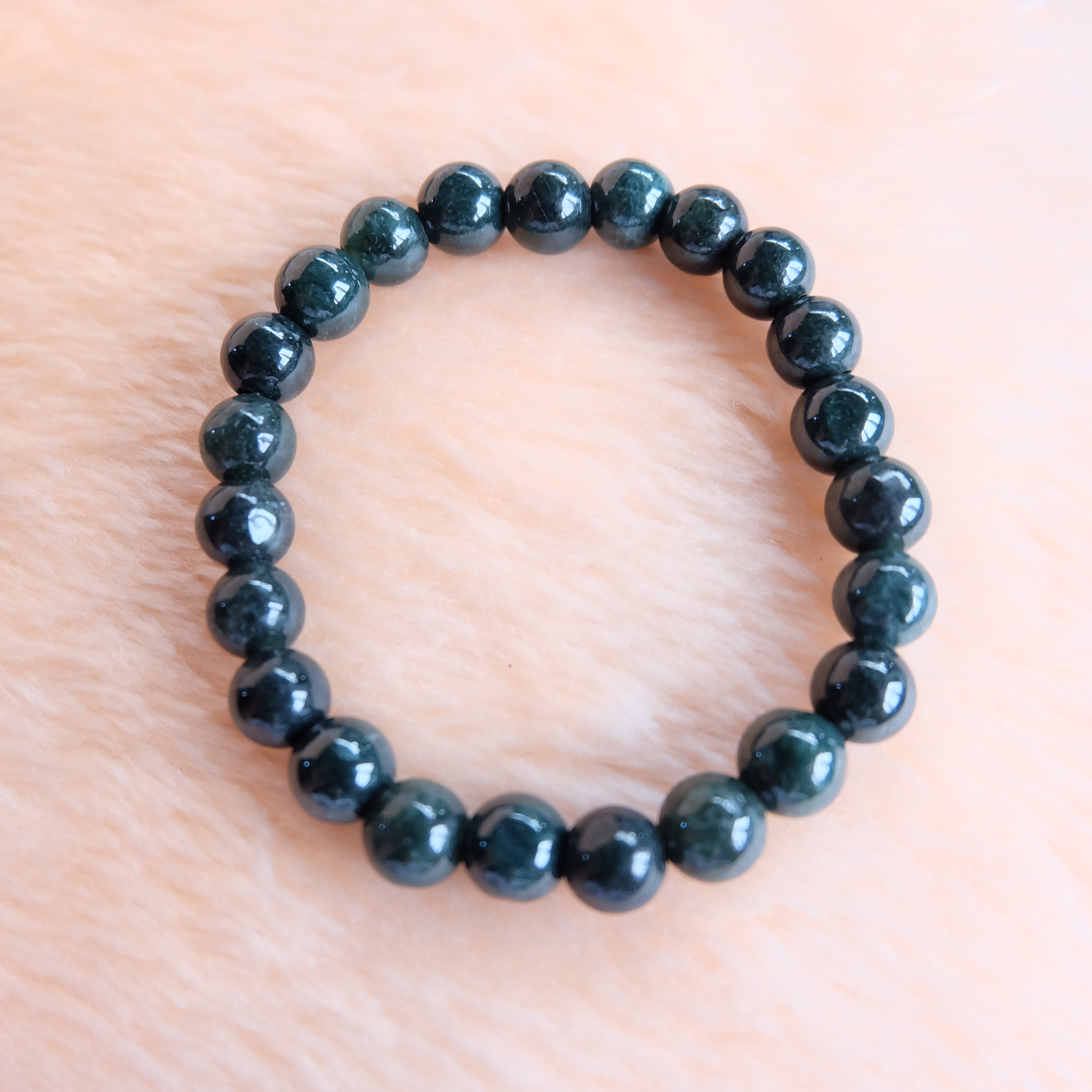 สร้อยข้อมือลูกปัดหยกแท้ สีเขียวเข้ม ขนาด 8-9 มิล ร้อยด้วยเอ็นยืด รอบข้อมือ 16.5 ซม.