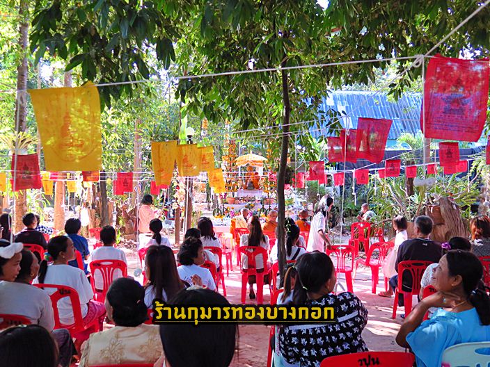 บรรยากาศในพิธีบวงสรวง มีผู้ศรัทธาและลูกศิษย์มาเข้าร่วมพิธีมากมาย