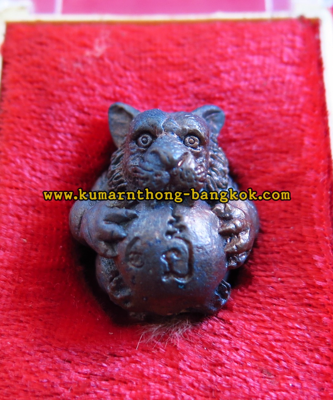 ลูกอมพญาเสือ หลวงพ่อเตี่ย วัดเวฬุวนาราม จ.นครปฐม เนื้อโลหะ อุดผงและหนังเสือ ขนาดพกพา สูง 2ซม. (พร้อมกล่องเดิมจากวัด)