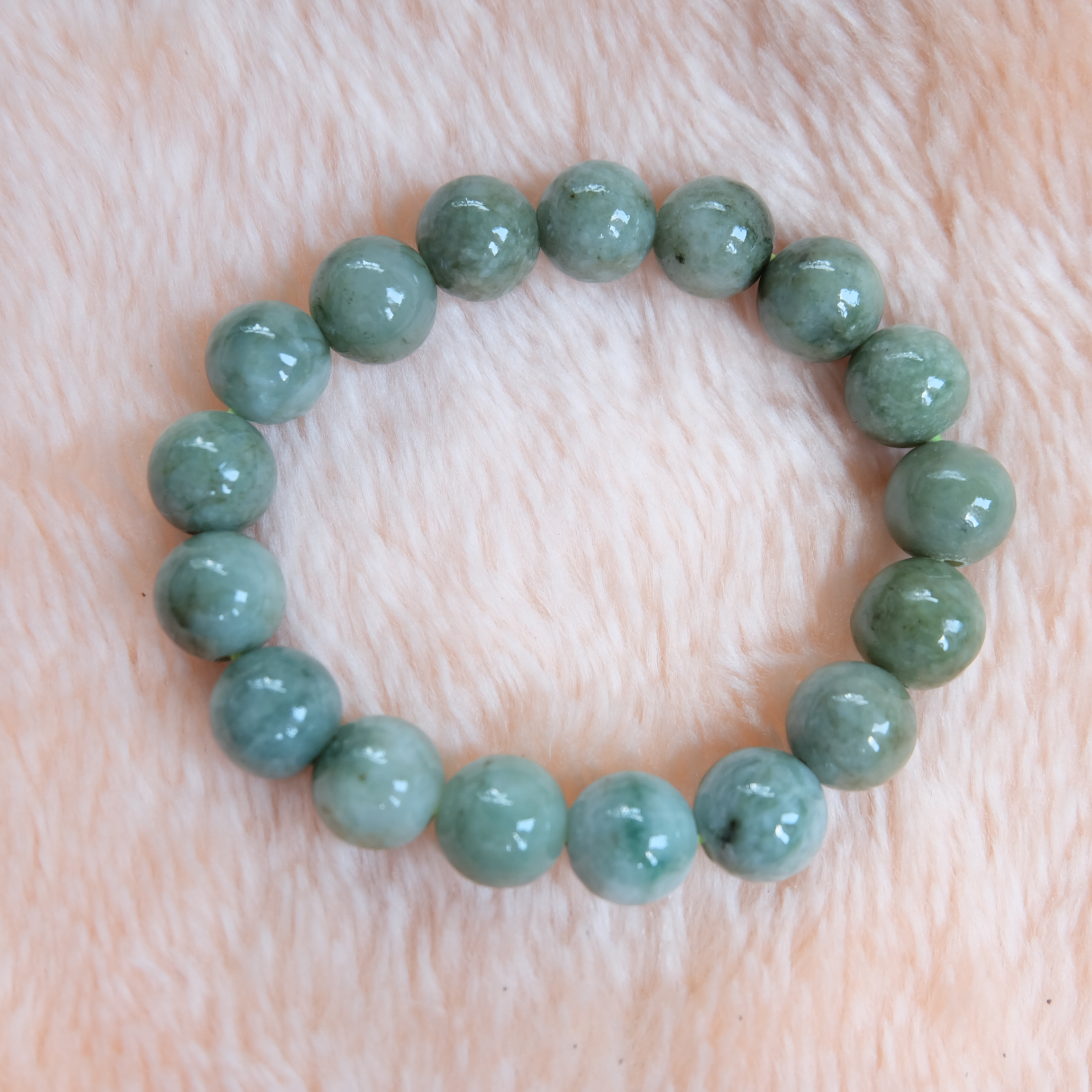 สร้อยข้อมือลูกปัดหยกแท้ ขนาด 12 มิล สีเขียว ร้อยด้วยไหมยืด รอบข้อมือ 16 ซม. หยกแท้ หยกพม่า หยกเจไดต์