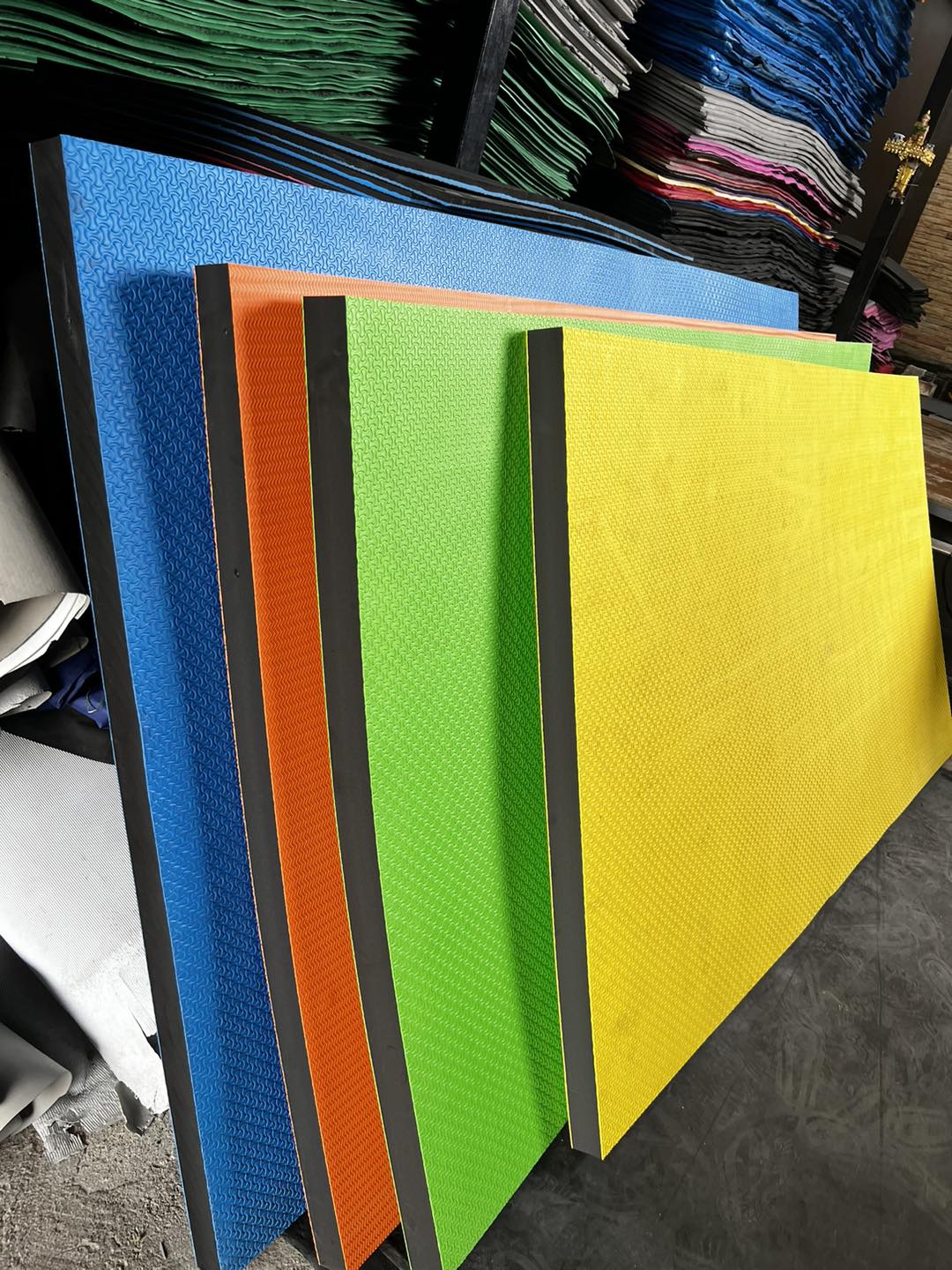 แผ่นยางเรียบ / มีลาย สีสดใส สีต่างๆ เลือกสีได้ แผ่นยางงานในร่ม ขนาดแผ่น 130x240 ซม. หนา 5-60 มม. ,แผ่นกันกระแทก,โฟมยางปูพื้น,จิ๊กซอว์ปูพื้น, ปูกับห้องเด็ก ห้องออกกำลังกาย ค่ายมวย โรงยิม