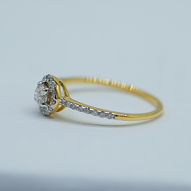 แหวนเพชรเม็ดชูพร้อมเพชรล้อมบ่าข้าง เหมาะเป็นแหวนหมั้น แหวนแต่งงาน สุภาพสตรีครับ