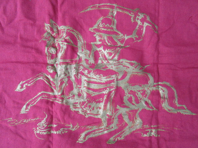 เสื้อยันต์จักรพรรดิ์ ตำราพิชัยสงคราม สีแดง ชัยชนะ เป็นเลิศกว่าหมู่ชนทั้งหลาย หลังพระเจ้าตากสินทรงม้า ออกแบบโดย ศิลปินแห่งชาติ อ.อังคาร กัลยาณพงศ์