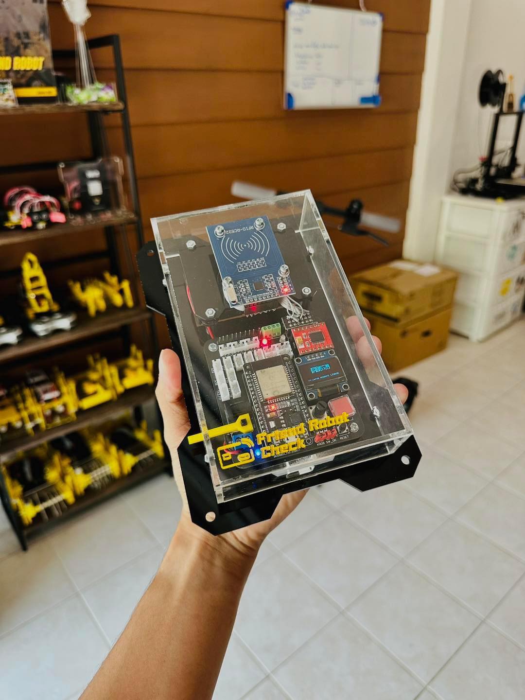 กล่องอะคริลิคสำหรับใส่อุปกรณ์ Friend Robot Check
