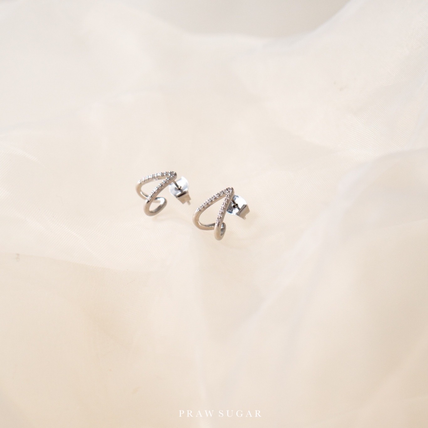 Modern Triangle Curve Earrings - ต่างหูทรงสามเหลี่ยมโค้ง (มี 2 สี)