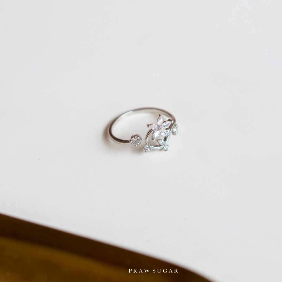 Gorgeous Flower Ring - แหวนดอกไม้คริสตัลทรงมาคี (มี 2 สี)