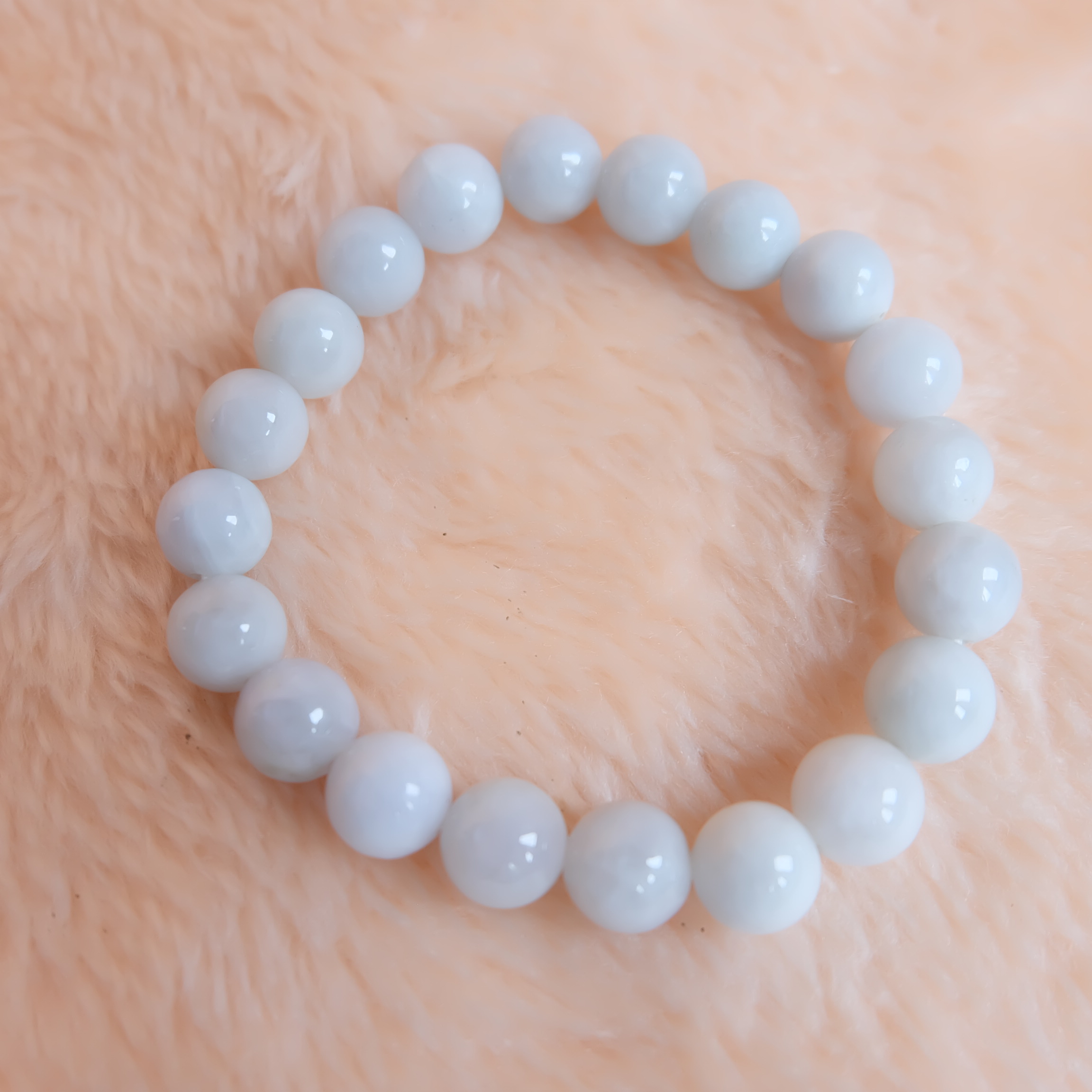 สร้อยข้อมือลูกปัดหยกแท้ หยกพม่า หยกขาว หยกเจไดต์ ขนาด 10 มิล รอบข้อมือ 17.5 เซนติเมตร ร้อยด้วยไหมยืด มีรอย