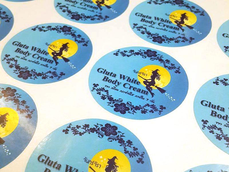 รับทำสติ๊กเกอร์ติดสินค้า ฉลากขนม สติ๊กเกอร์หมู่บ้าน เครื่องสำอาง (Diecut Sticker)