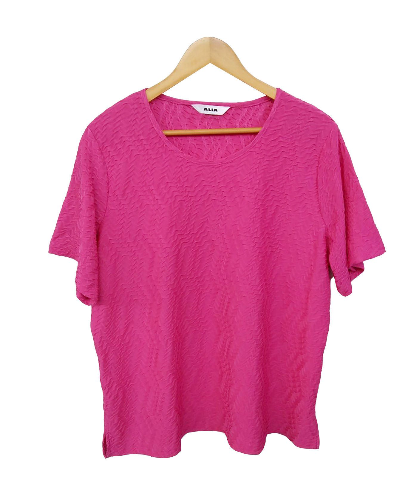 เสื้อมือสอง คอกลม สีชมพูเข้ม ผ้ายืดมีลายในตัว แขนสั้น อก 48-50 นิ้ว