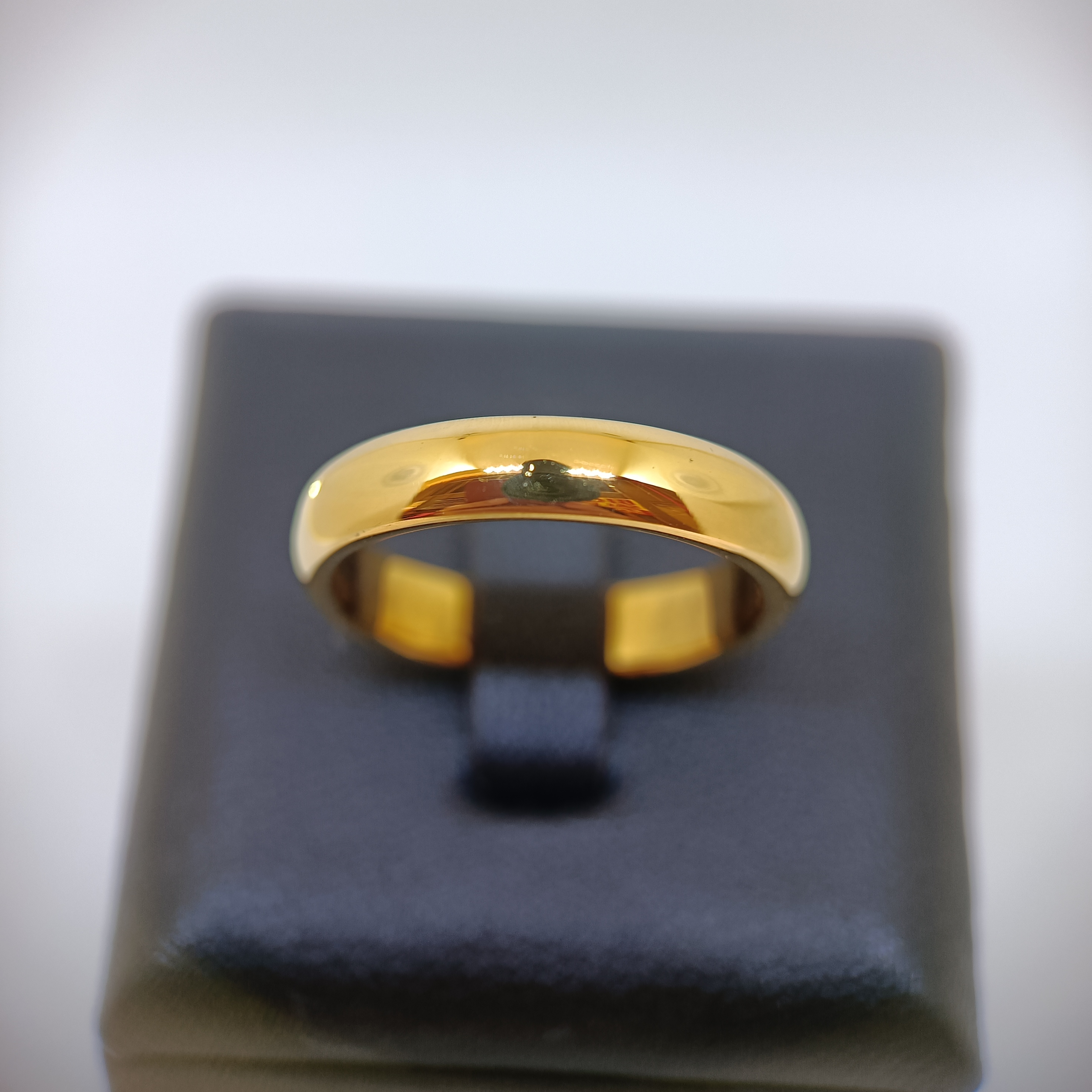 แหวนทอง10K ทรงปอกมีดไม่มีเพชร สวมใส่ได้ทั้งผู้ชายและผู้หญิง เน้นความเรียบง่าย