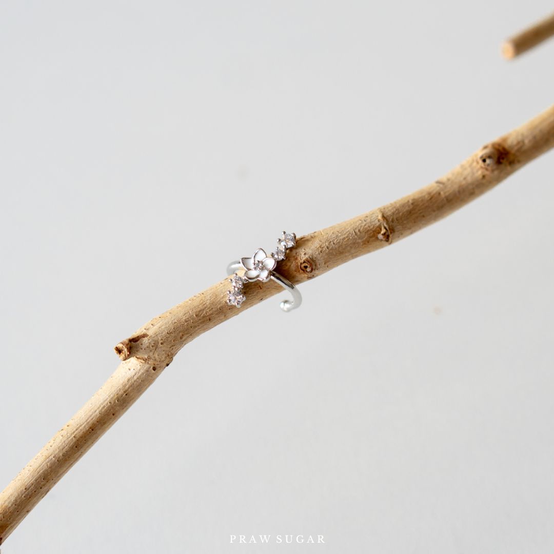 Little White Flower Earcuff - ต่างหูแบบเกี่ยวดอกไ้ม้ขาว