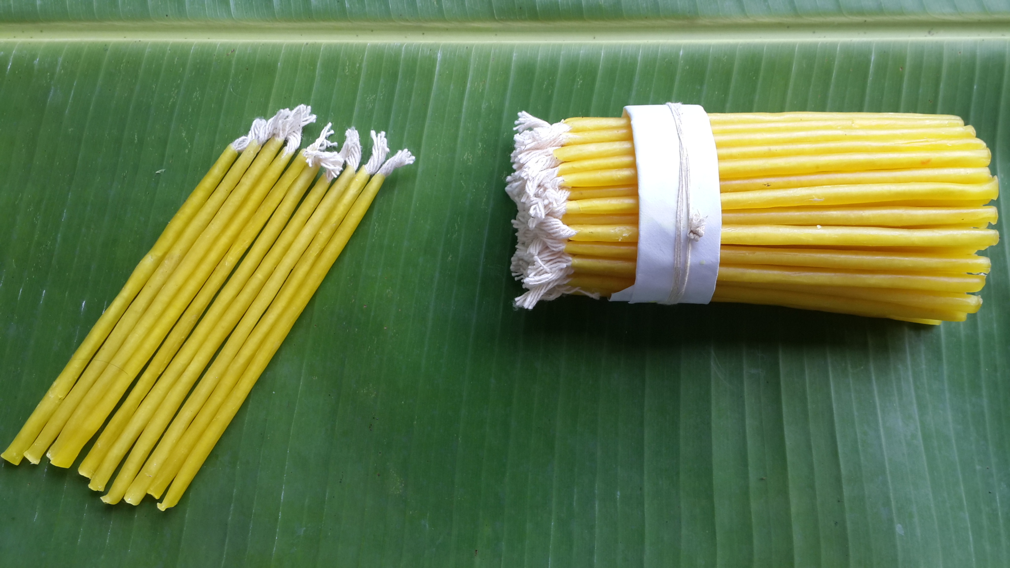 เทียนกลาง ขี้ผึ้งผสม ด้ายฝ้ายแท้ งานฝั้นมือตามแบบภูมิปัญญาไทย