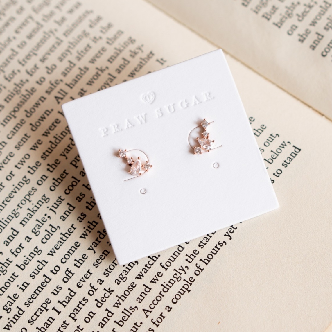 Pear Crystal Curve Earrings - ต่างหูคริสตัลหยดน้ำเรือนทรงโค้ง (มี 3 สี)(ก้านต่างหูเงินแท้)