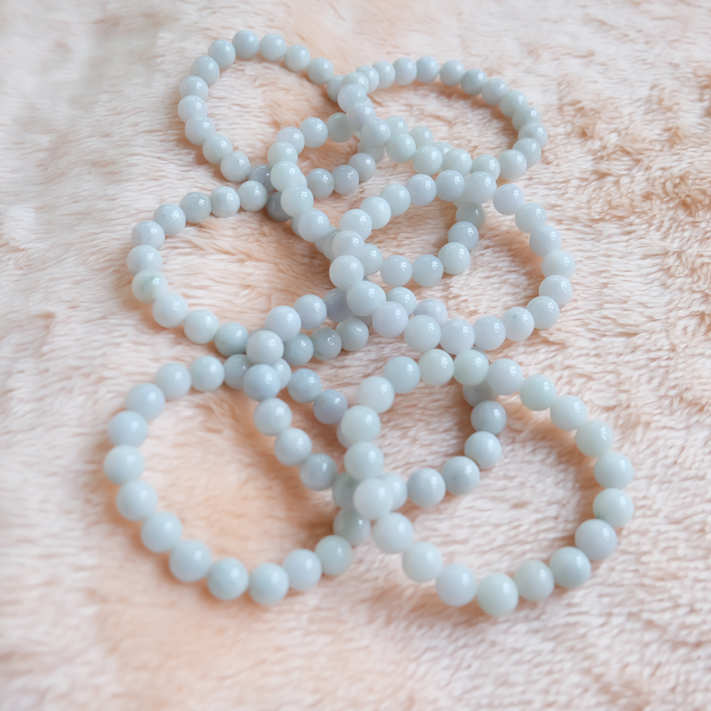 สร้อยข้อมือลูกปัดหยกแท้ สีขาว ขนาด 10 มิล ร้อยด้วยเอ็นยืด รอบข้อมือ 16.5-17 เซนติเมตร ราคาพิเศษ