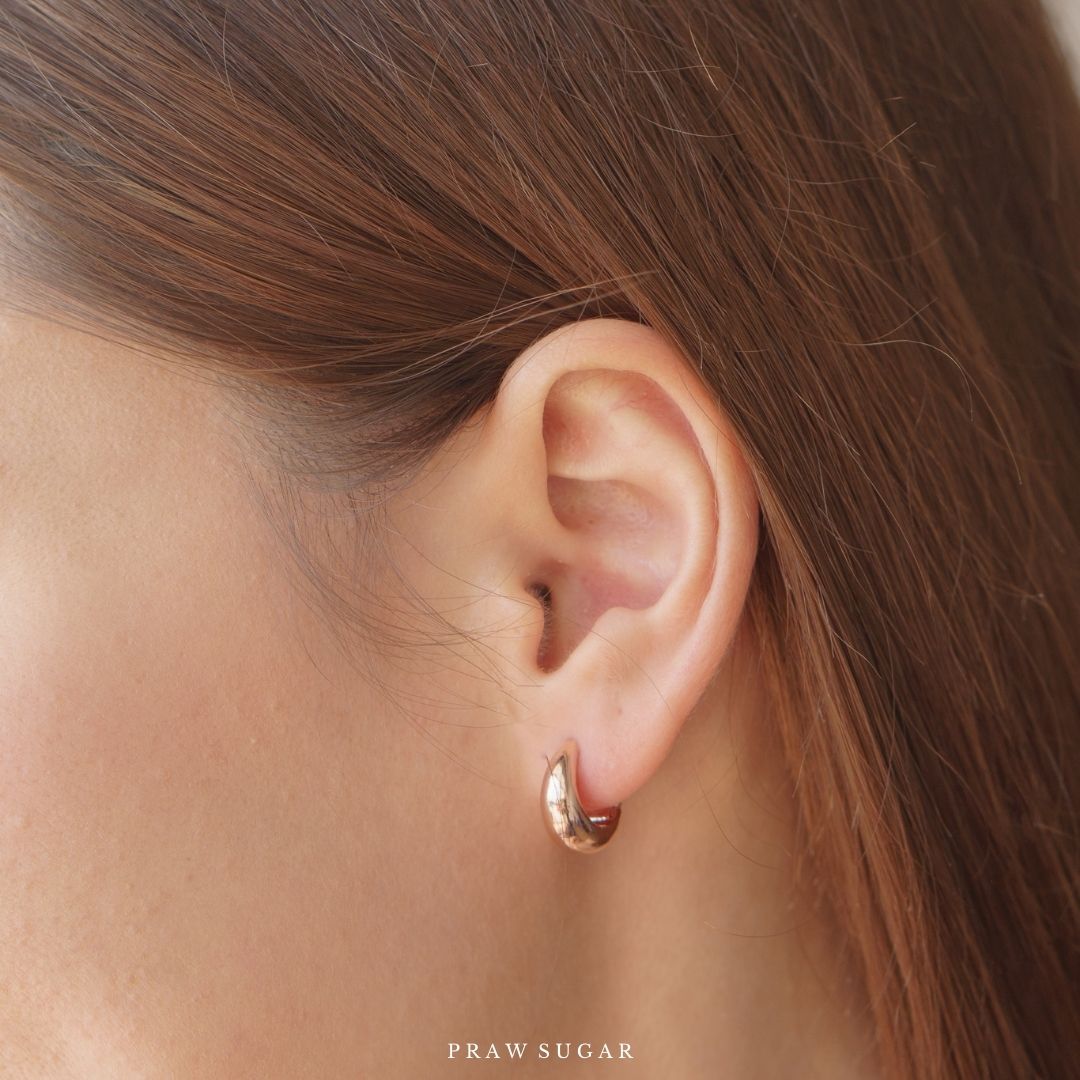 Mid Curve Hoop Earrings - ต่างหูห่วงเรียบขนาดกลาง (ก้านต่างหูเงินแท้)