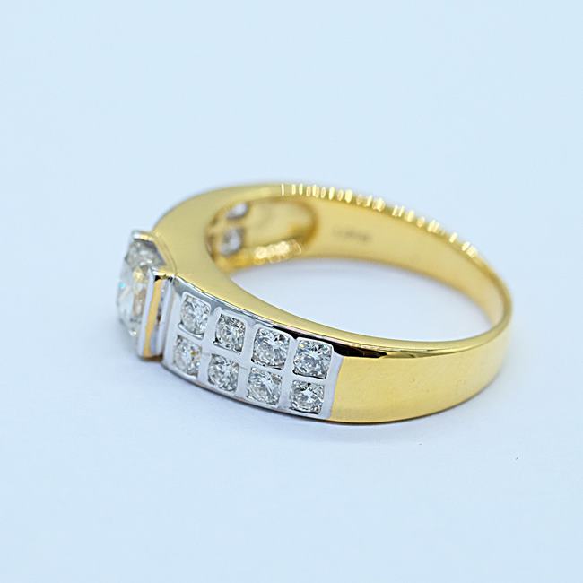 แหวนเพชรเม็ดเดี่ยว1กะรัตพร้อมบริวาลล้อม2แถว ตัวเรือนทอง9K เพชรน้ำ 98