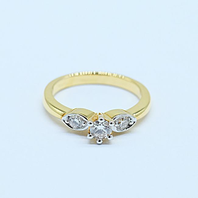 แหวนเพชรเม็ดชูสำหรับสุภาพสตรีครับ สวมใส่เป็นแหวนหมั้นแหวนแต่งงานได้ครับ