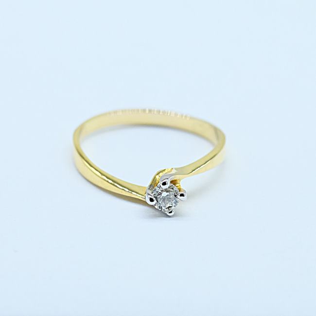 แหวนเพชรเม็ดชูสำหร้บสุภาพสตรีครับ ราคาเริ่มต้นไม่สูงมาก