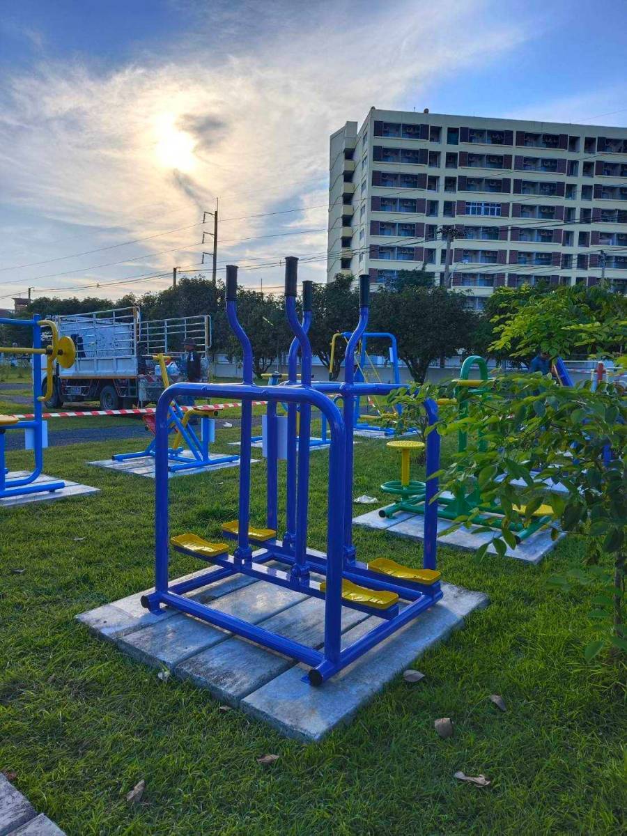 บริหารขา-สะโพก (แบบเตะขาด้านข้าง) เครื่องออกกำลังกาย, กลางแจ้ง, ลานกีฬา, อเนกประสงค์, สนามกีฬา สั่งผลิต7-15วัน