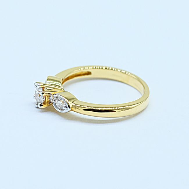 แหวนเพชรเม็ดชูสำหรับสุภาพสตรีครับ สวมใส่เป็นแหวนหมั้นแหวนแต่งงานได้ครับ