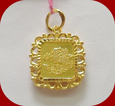 จี้ทองแท้ 96.5% รูปมังกร + ภาษาจีน ฮก โชคดี - น้ำหนัก 3.8 กรัม (size 1.4 x 1.5 c.m.)