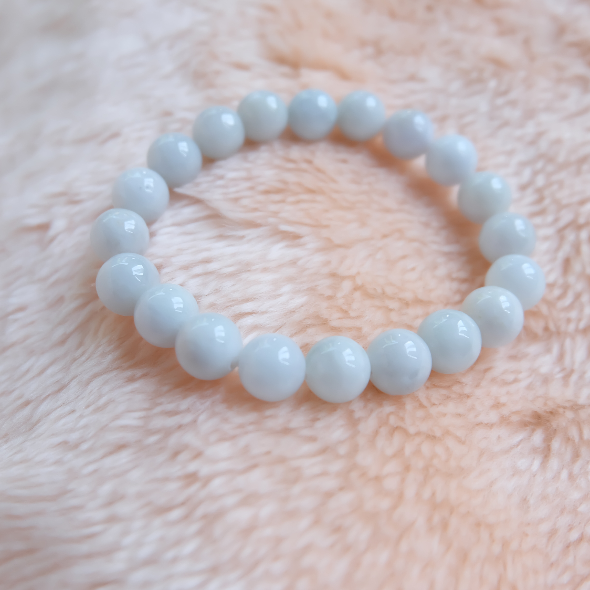 สร้อยข้อมือลูกปัดหยกแท้ สีขาว ขนาด 10 มิล ร้อยด้วยเอ็นยืด รอบข้อมือ 16.5-17 เซนติเมตร ราคาพิเศษ