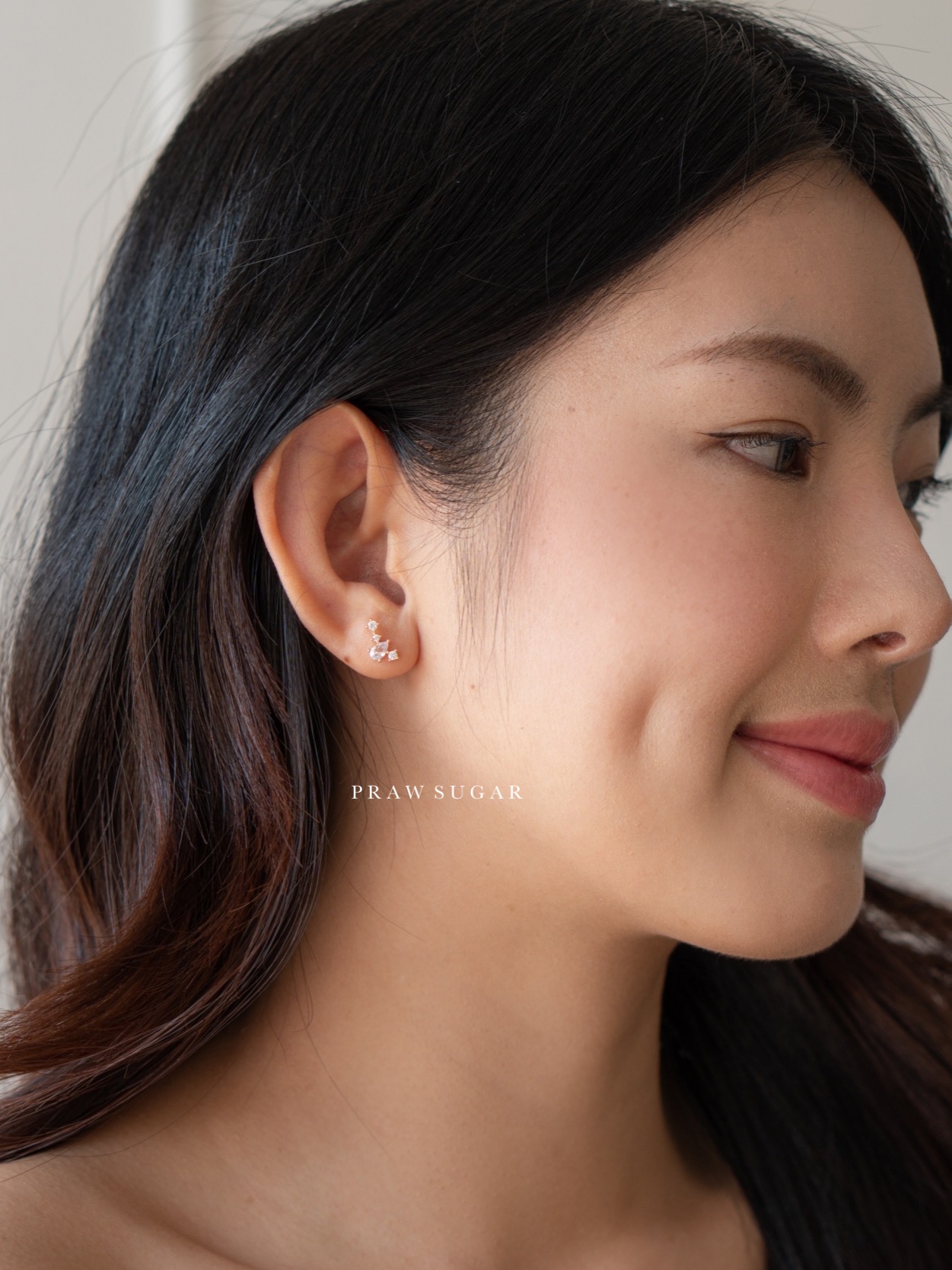 Pear Crystal Curve Earrings - ต่างหูคริสตัลหยดน้ำเรือนทรงโค้ง (มี 3 สี)(ก้านต่างหูเงินแท้)
