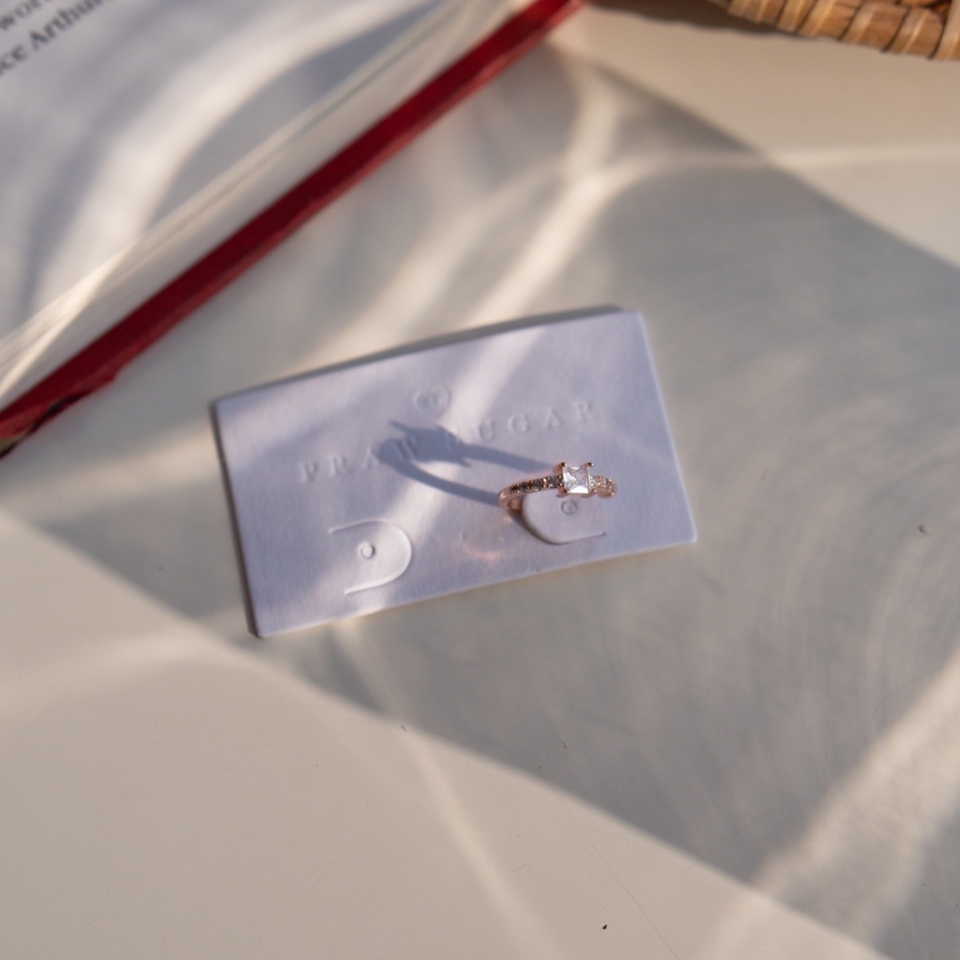 Mini Gorgeous Earcuff - ต่างหูแบบเกี่ยวคริสตัลเดี่ยวขนาดเล็ก (มี 3 สี)