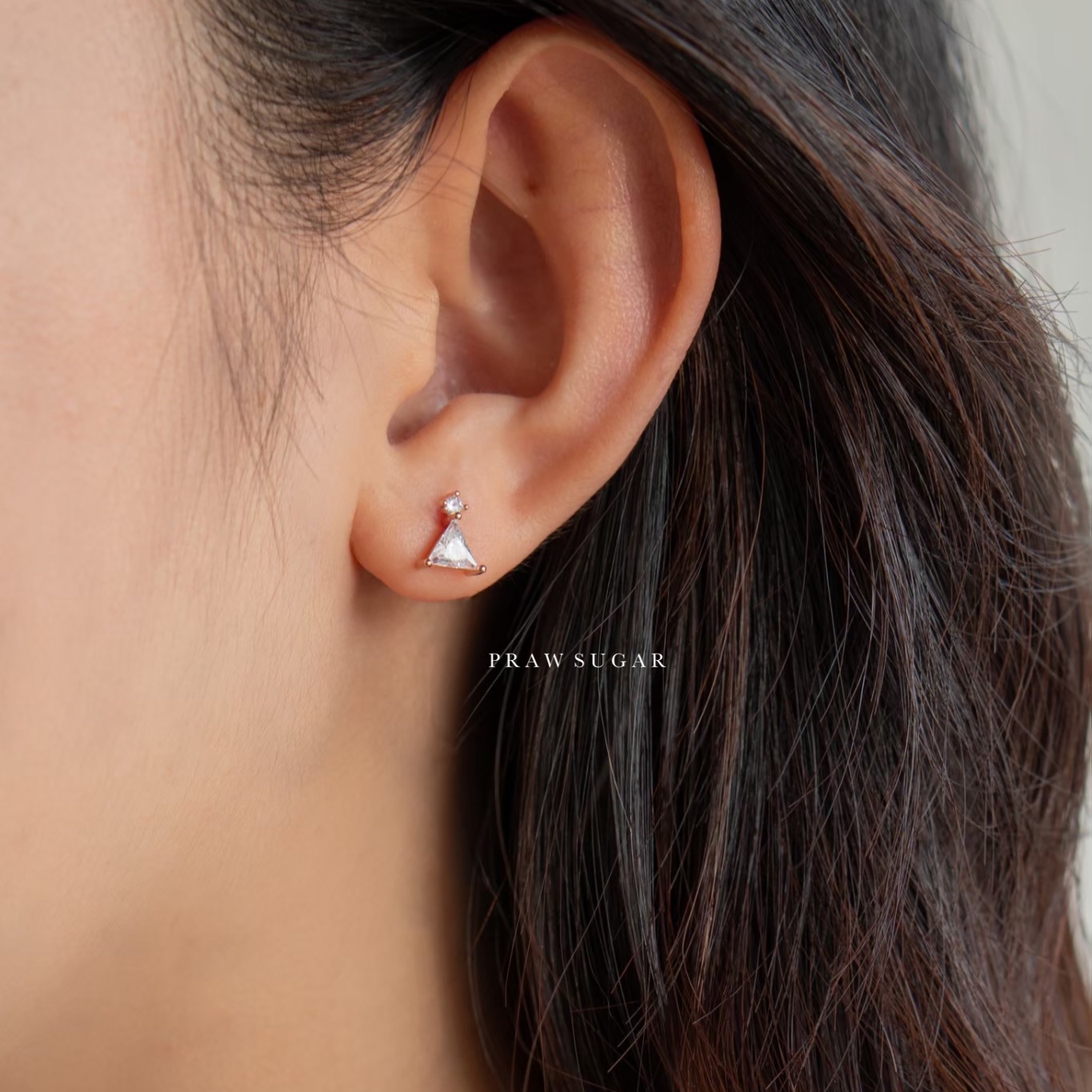 Gorgeous Triangle Earrings - ต่างหูทรงสามเหลี่ยมเรียบหรู (ก้านต่างหูเงินแท้) (มี 2 สี)