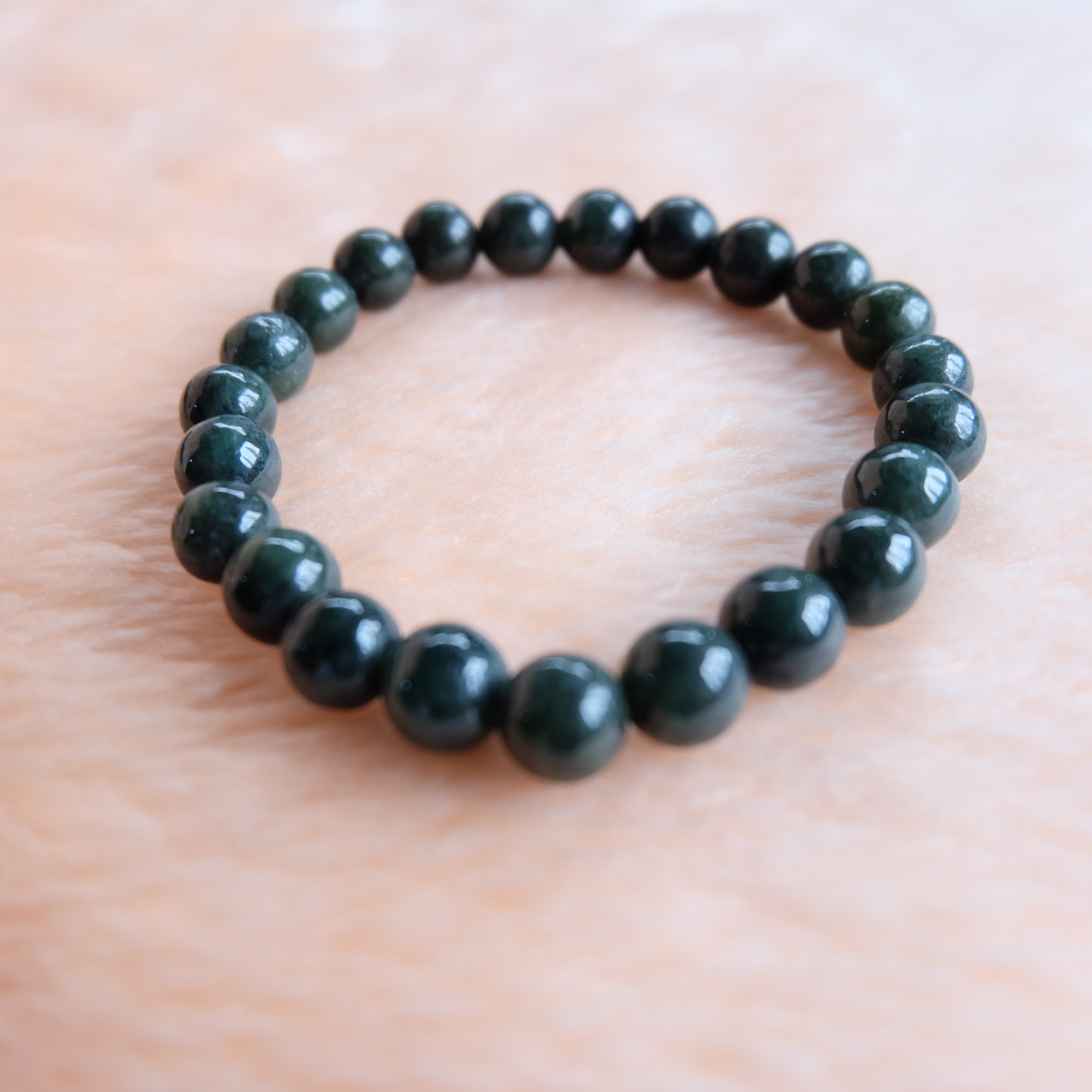 สร้อยข้อมือลูกปัดหยกแท้ สีเขียวเข้ม ขนาด 8-9 มิล ร้อยด้วยเอ็นยืด รอบข้อมือ 16.5 ซม.