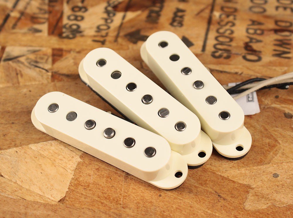 Lindy Fralin Blues Special Strat Pickups Creme w/Bassplate