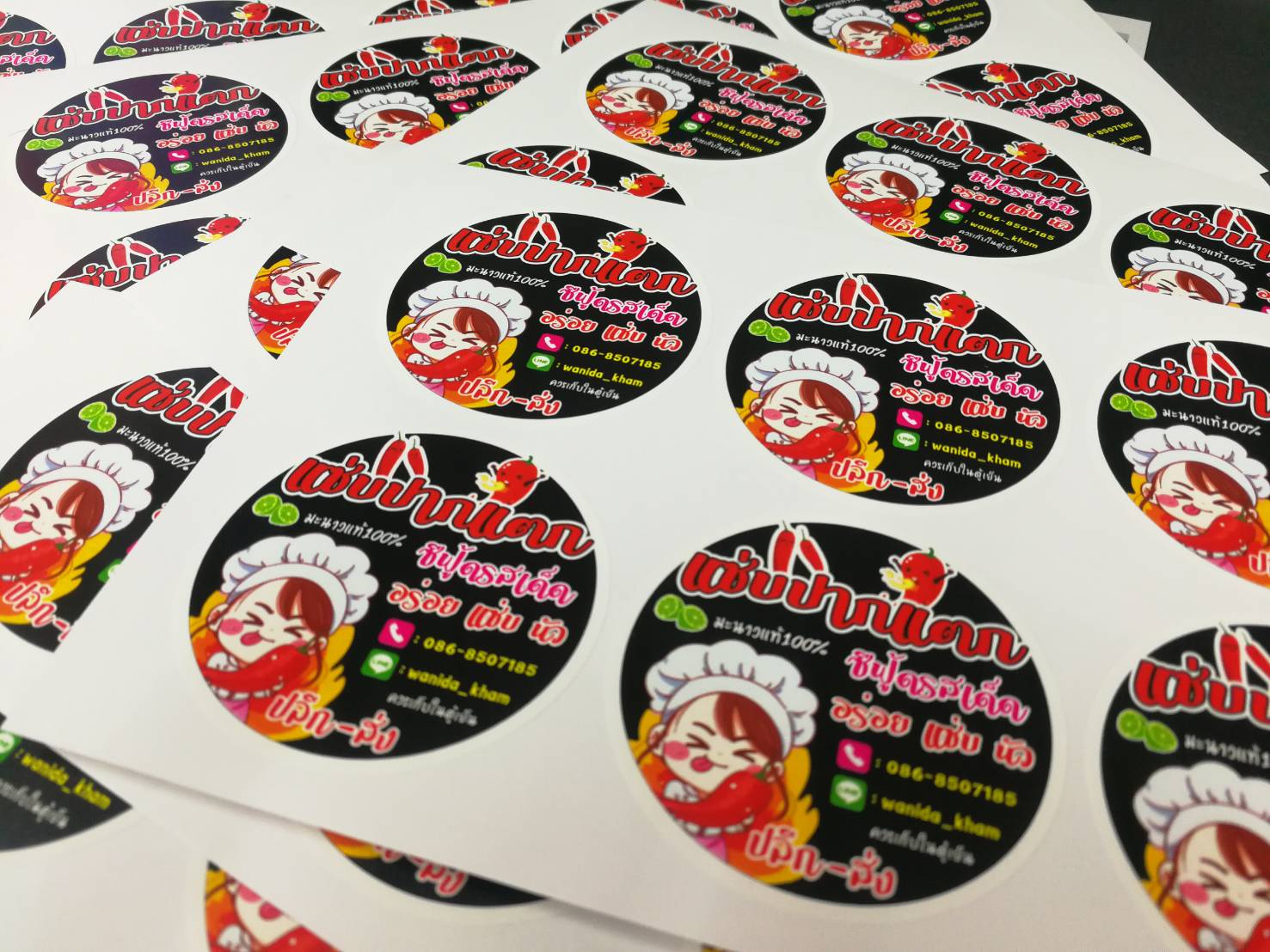 รับทำสติ๊กเกอร์ติดสินค้า เครื่องสำอาง (Diecut Sticker)