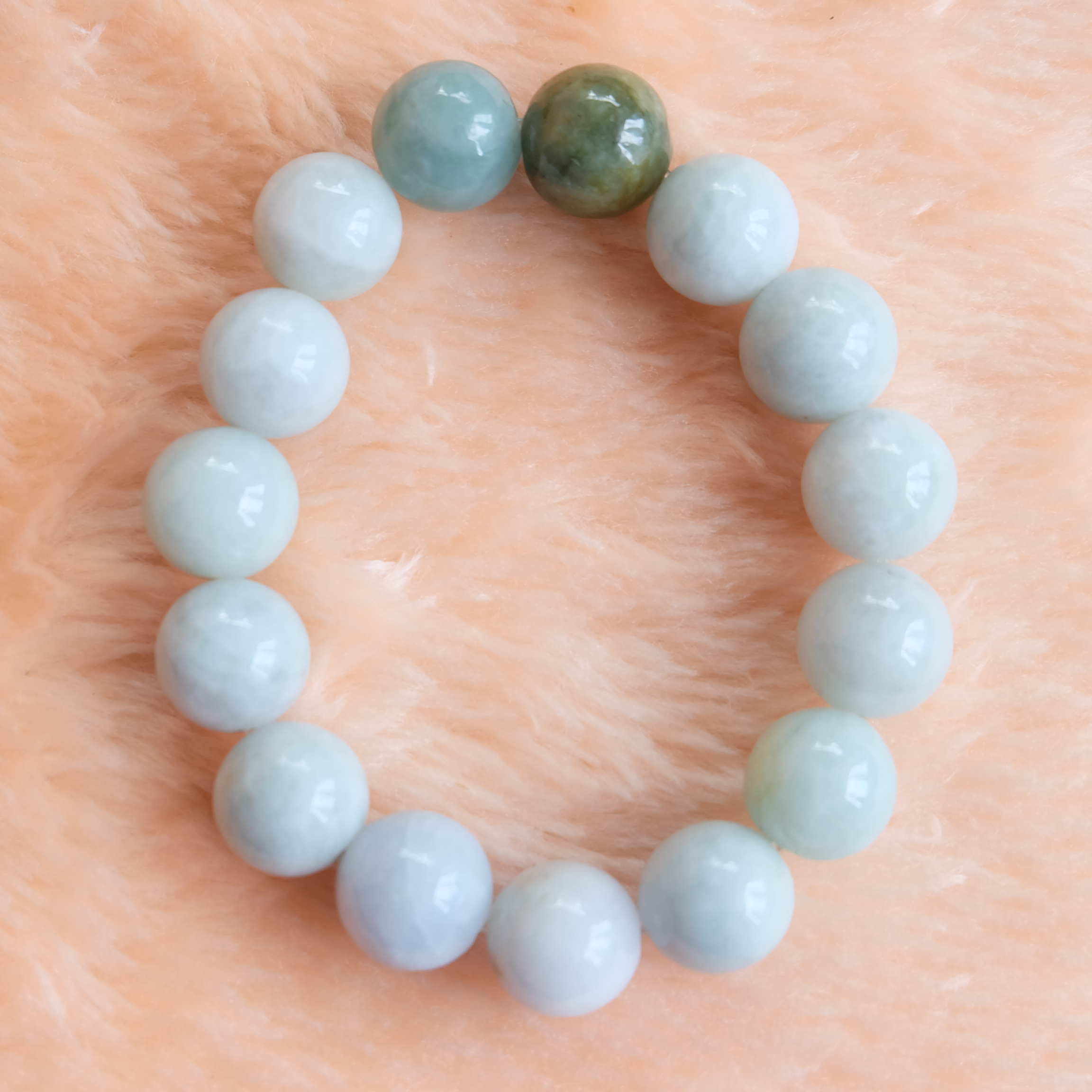 สร้อยข้อมือลูกปัดหยกแท้ หยกสามสี ขนาด 13-14 มิล ร้อยด้วยเอ็นยืด รอบข้อมือ 16.5 เซนติเมตร