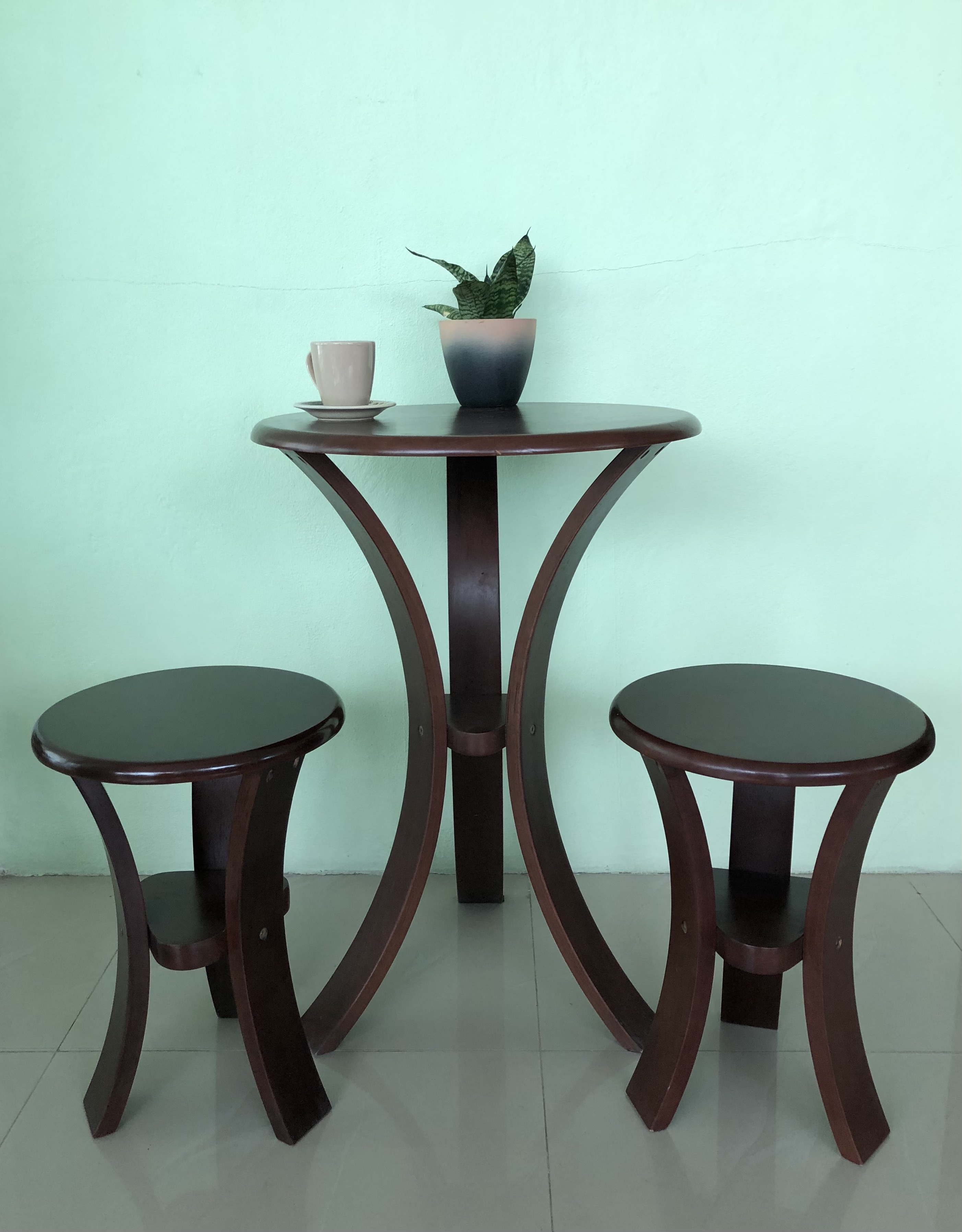 โต๊ะกาแฟกลม โต๊ะไม้ยางพารา ขนาดโต๊ะ 55 x H 76 Cms. สีวอลนัท (ชุดโต๊ะ 1 + 2 สตูล)