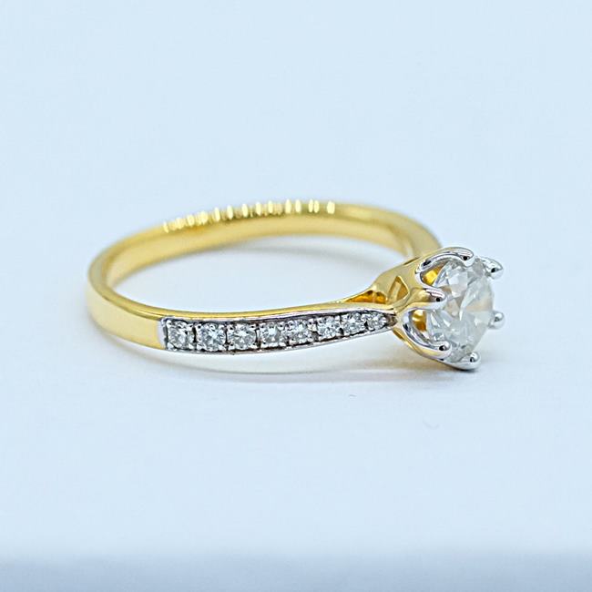 แหวนเพชรเม็ดเดี่ยวไซส์80ตัง ตัวเรือนทอง18K สำหรับสุภาพสตรี เพชรเม็ดกลางขาวมิลค์กี้