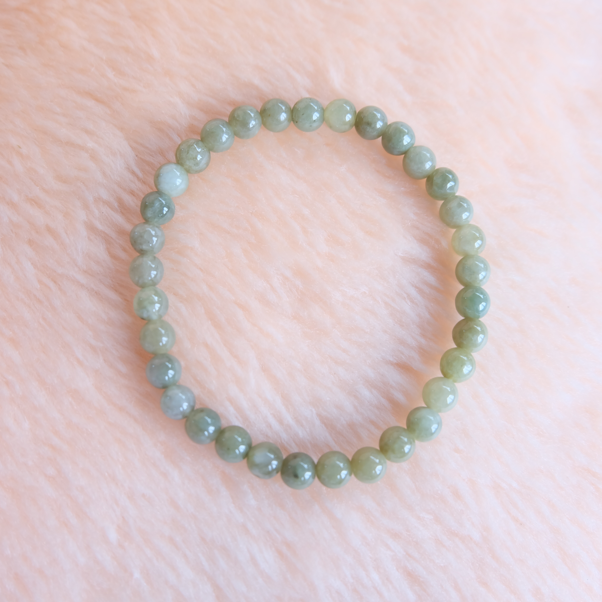 สร้อยข้อมือลูกปัดหยกแท้ สีน้ำผึ้ง ขนาด 4-5 มิล ร้อยด้วยเอ็นยืด รอบข้อมือ 16 เซนติเมตร