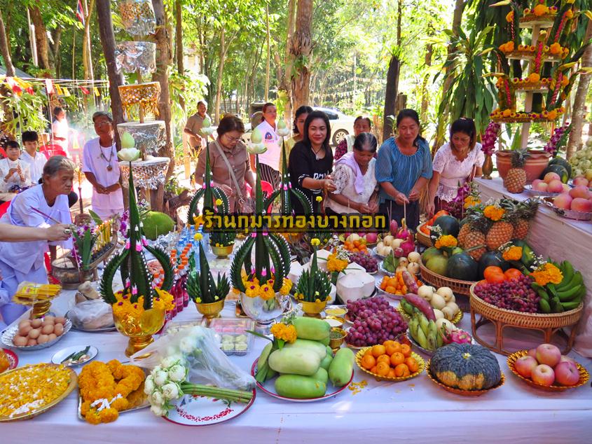 ผู้ศรัทธาลูกศิษย์ในพิธี สักการะบูชา หลวงปู่สรวง เทวดาเล่นดิน