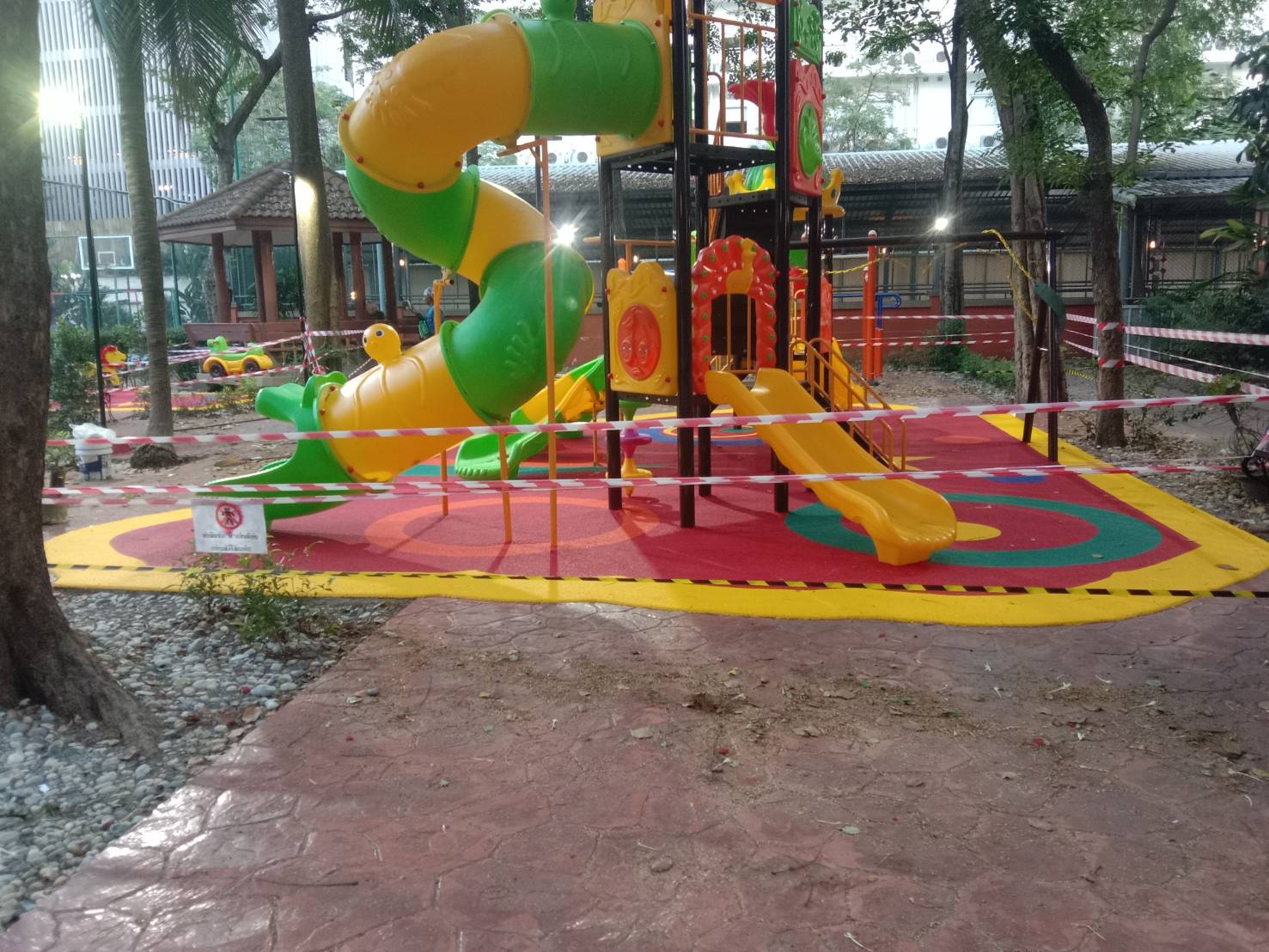 เม็ดยาง epdm แบบเท พื้นยางสังเคราะห์ สนามเด็กเล่น,สนามกีฬา พร้อมส่ง ราคาโรงงาน