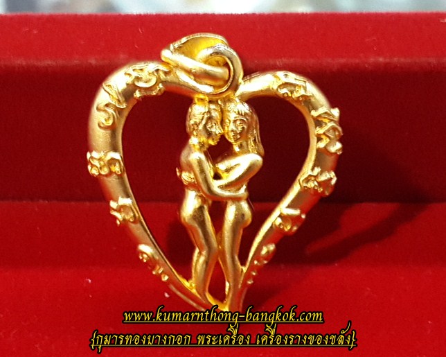 อิ้นเสน่ห์มัดจิต มหาเสน่ห์ รุ่นยอดมหาเสน่ห์ หลวงปู่เณรแก้ว คัมภีโร วัดบ้านเกษตรทุ่งเศรษฐี จ.ร้อยเอ็ด เนื้อสัมฤทธิ์ชุบทอง ขนาดพกพา 1 นิ้ว