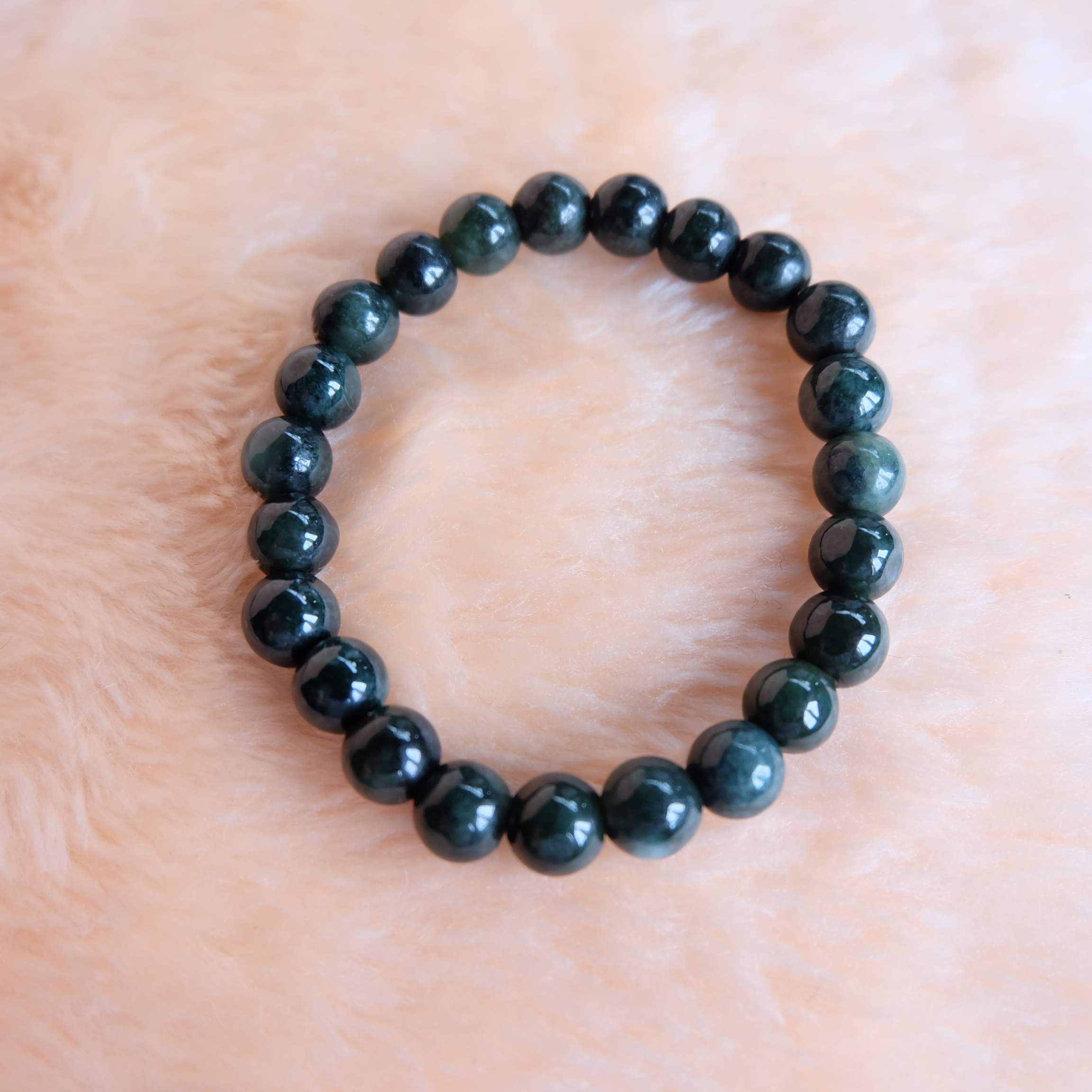 สร้อยข้อมือลูกปัดหยกแท้ สีเขียวเข้ม ลูกปัดขนาด 8 มิล. ร้อยด้วยไหมยืด รอบข้อมือ 16 เซนติเมตร