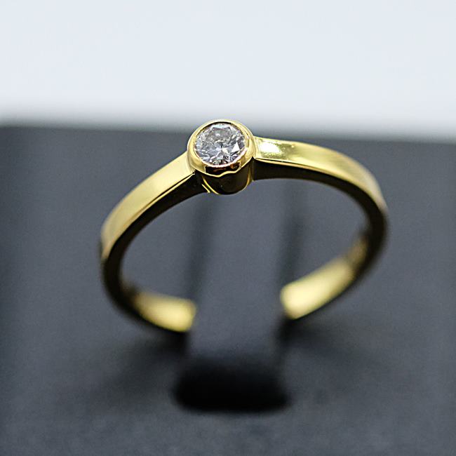 แหวนเพชรเม็ดเดี่ยว ฝังหุ้ม ตัวเรือนทอง14K สำหรับสุภาพสตรี