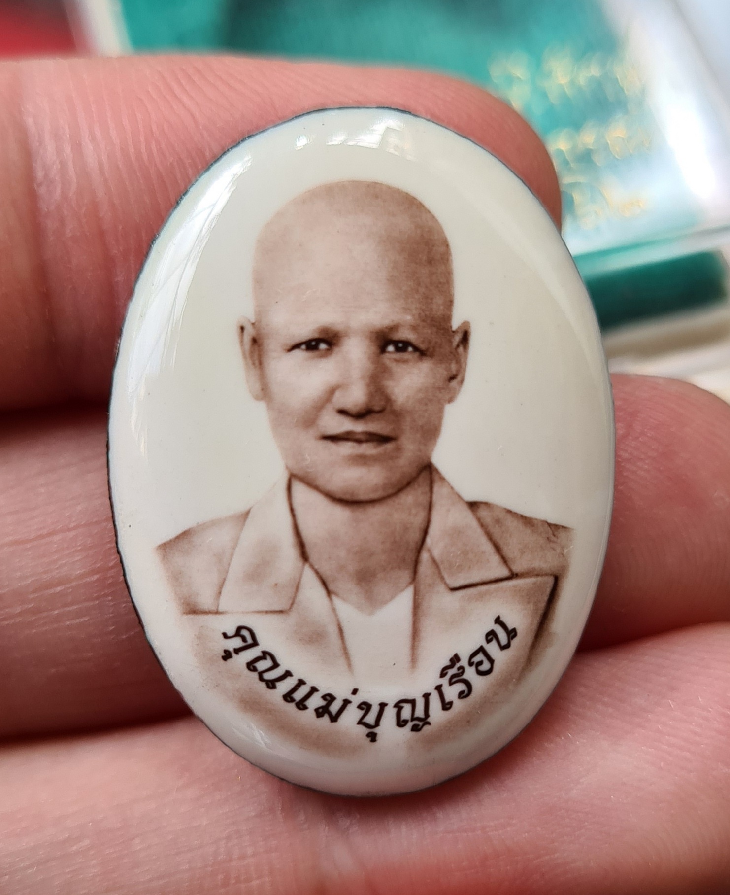 ล๊อคเก็ตคุณแม่บุญเรือน โตงบุญเติม รุ่นสมใจนึก หลังอุดมวลที่ทันคุณแม่ฯ ทุกประการ ปิดด้วยเนื้อเงินแท้ มีภาษาจีนว่า ยี่ ห้อ ศูนย์ เฮง สร้างน้อย หายาก ภาพคมชัดระดับ HD