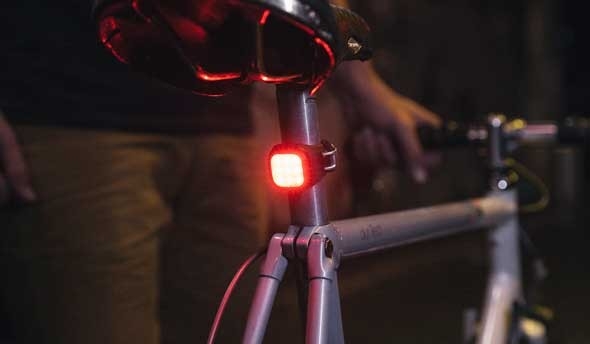 ไฟท้าย Knog Blinder Mini ใส่หลักอานแอร์โร่ได้